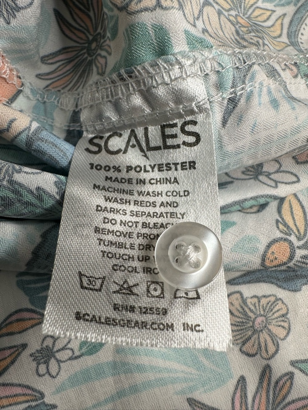 Scales Men’s Fish & Game Button Down Shirt. Size Large. Alligator, Oranges - Picture 6 of 6